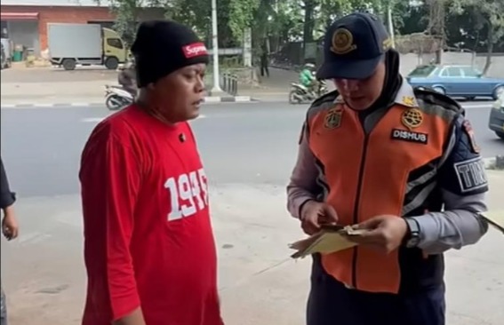 Sule sempat kena tilang Dishub waktu bawa mobil pick up double cabin. (Foto :YoutubeDiary Sule Family)